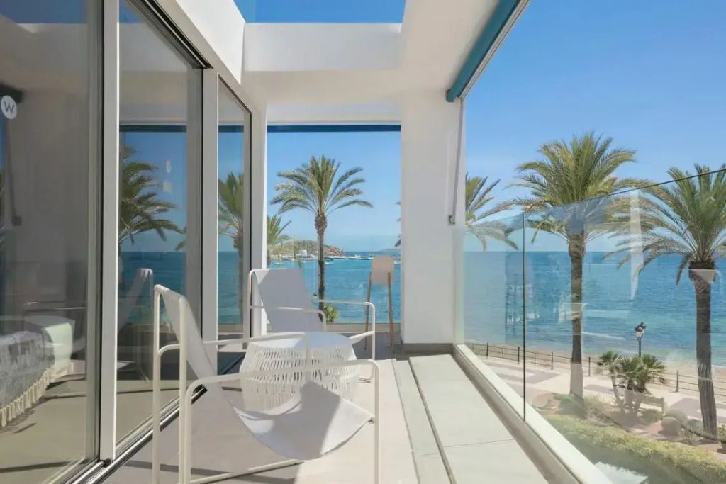 Balkon mit Sitzgelegenheit und Meerblick im W Ibiza