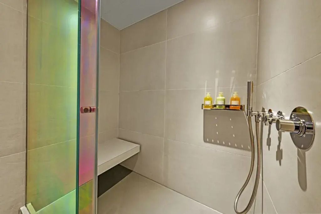 Moderne Dusche mit stilvollen Details im W Ibiza