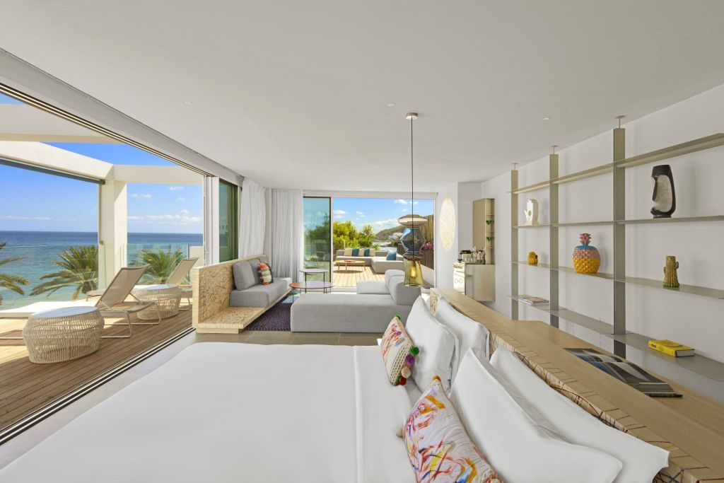 Helles Zimmer mit Doppelbett und Blick auf Meer und Terrasse in der Ewow Doppel Suite