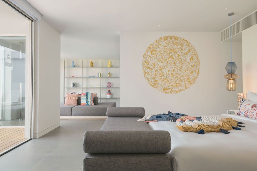 Offenes Wohndesign in der Ewow Doppel Suite mit stilvoller Einrichtung und Wanddekoration