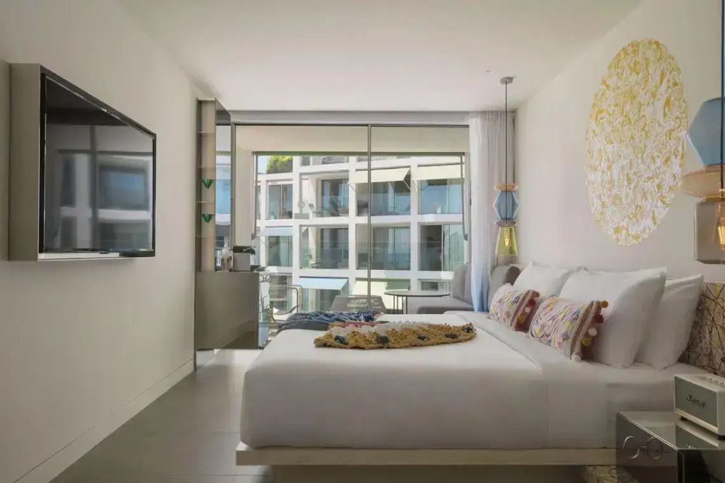 Modernes Doppelzimmer mit Balkon und großem Fenster mit Meerblick