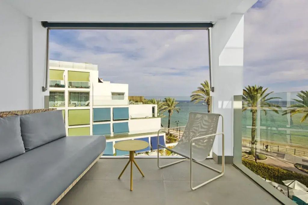 Balkon mit Meerblick und eleganten Sitzmöbeln