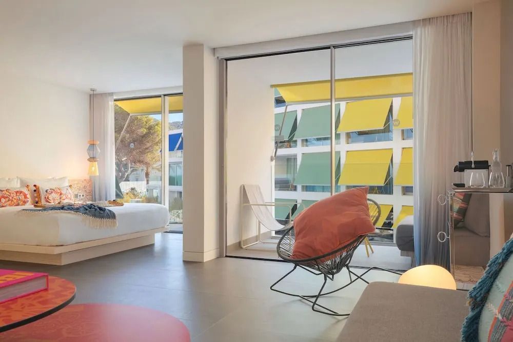 Moderne Suite mit Balkon und bunter Einrichtung, Blick auf den Innenhof.