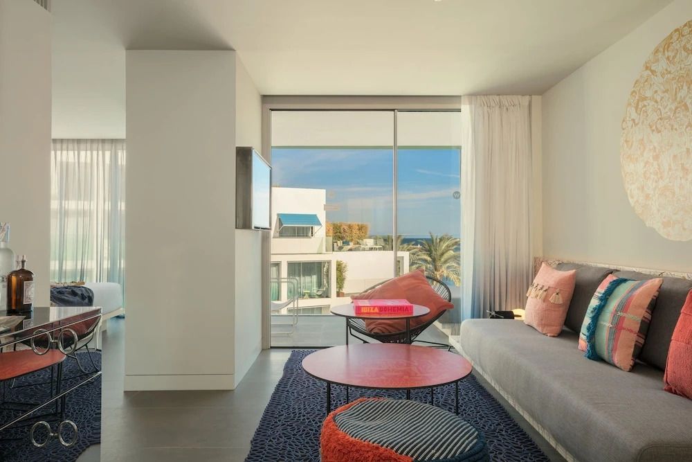 Gemütliche Sitzecke in der Suite mit Balkon, Blick auf das Meer, dezente Dekoration.