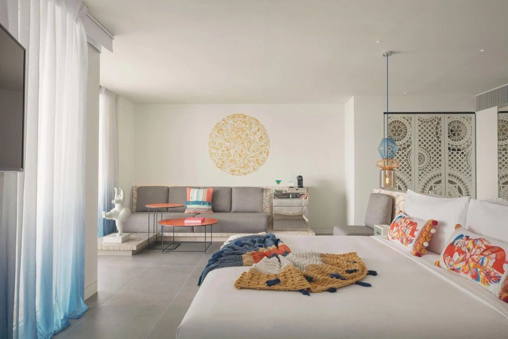 Wohnbereich der Marvelous Doppel Suite mit grauem Sofa und dekorativen Kissen.