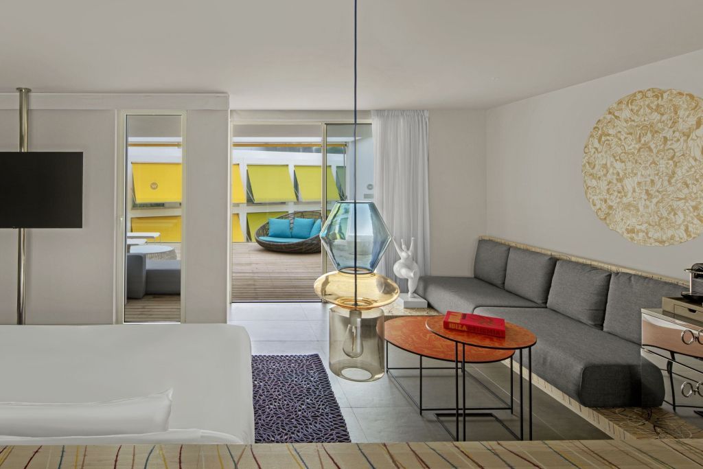 Offene Suite mit modernem Design und Zugang zur Terrasse.