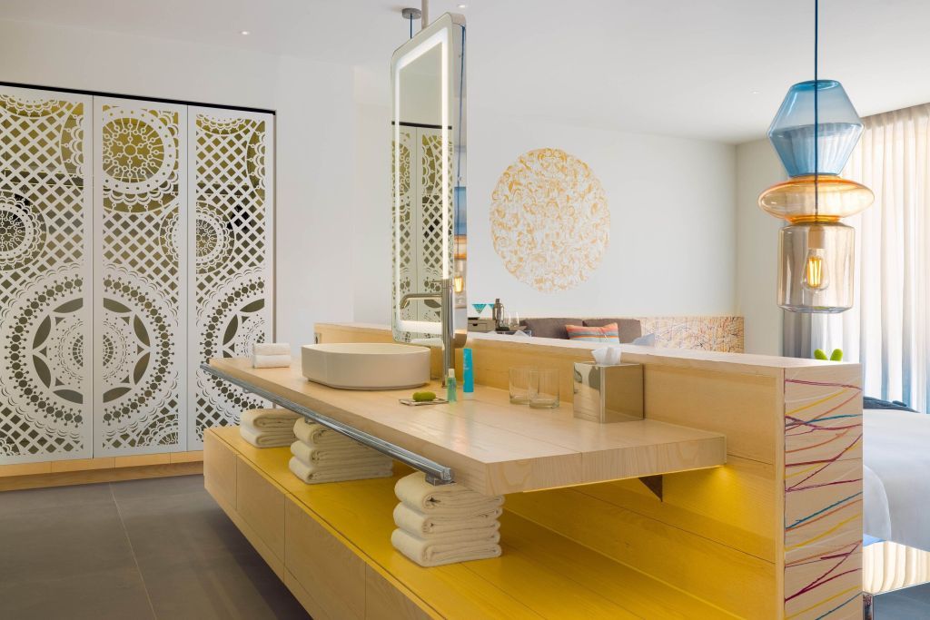 Elegantes Badezimmer mit großem Spiegel und gelber Ablagefläche.