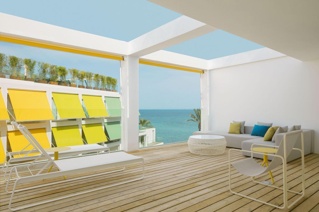 Moderne Terrasse einer Suite mit Meerblick und stilvollen Möbeln