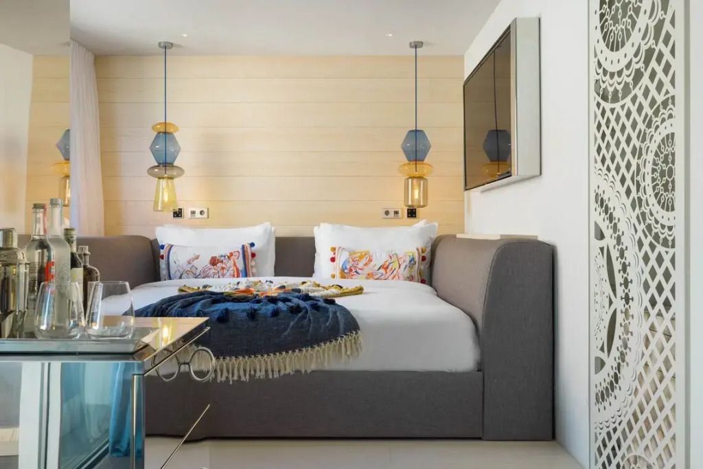 Stilvolles Doppelbett mit moderner Beleuchtung und Dekoration