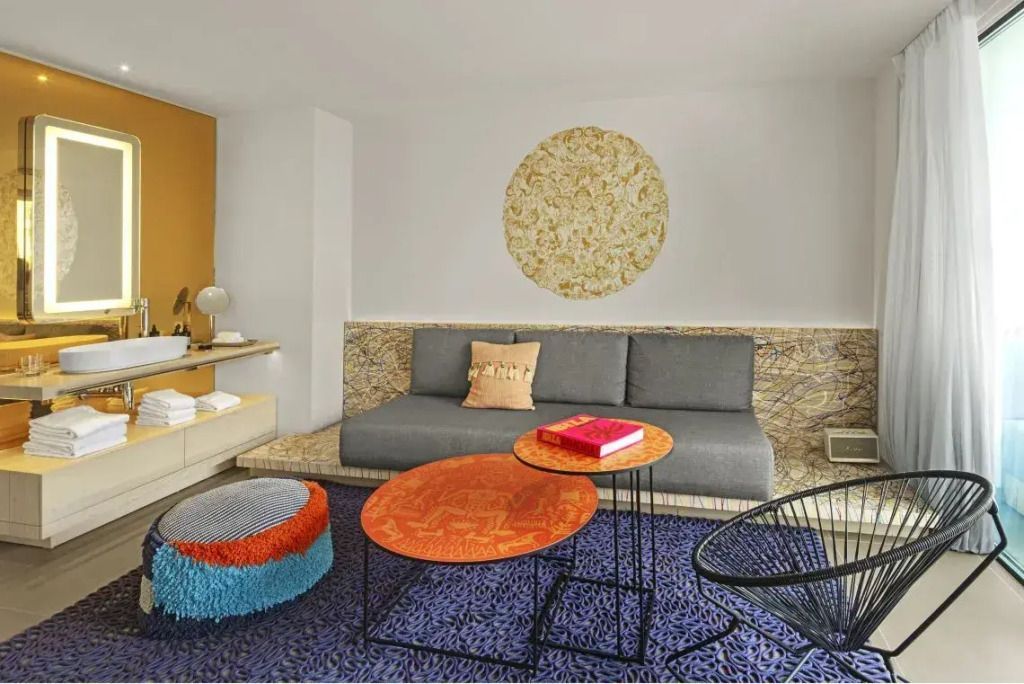 Gemütlicher Wohnbereich im Hotelzimmer mit moderner Einrichtung