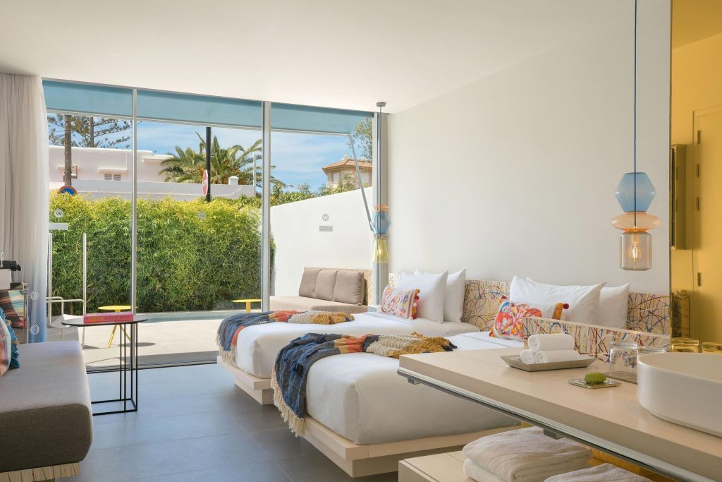 Modernes Doppelzimmer mit zwei Einzelbetten und Gartenblick