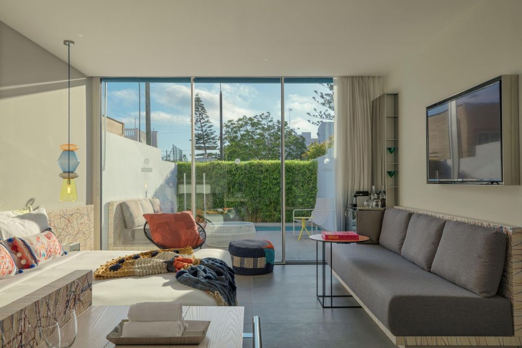 Helles Zimmer mit Sitzbereich und Zugang zur Terrasse