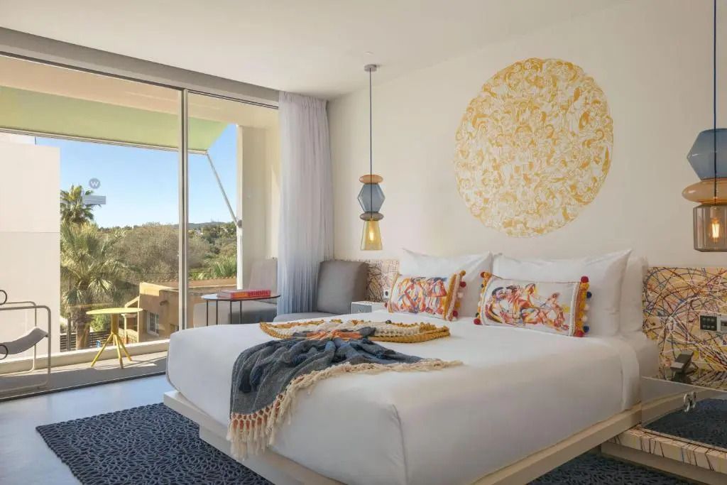 Modernes Zimmer mit großem Doppelbett und Balkon im Hotel W Ibiza