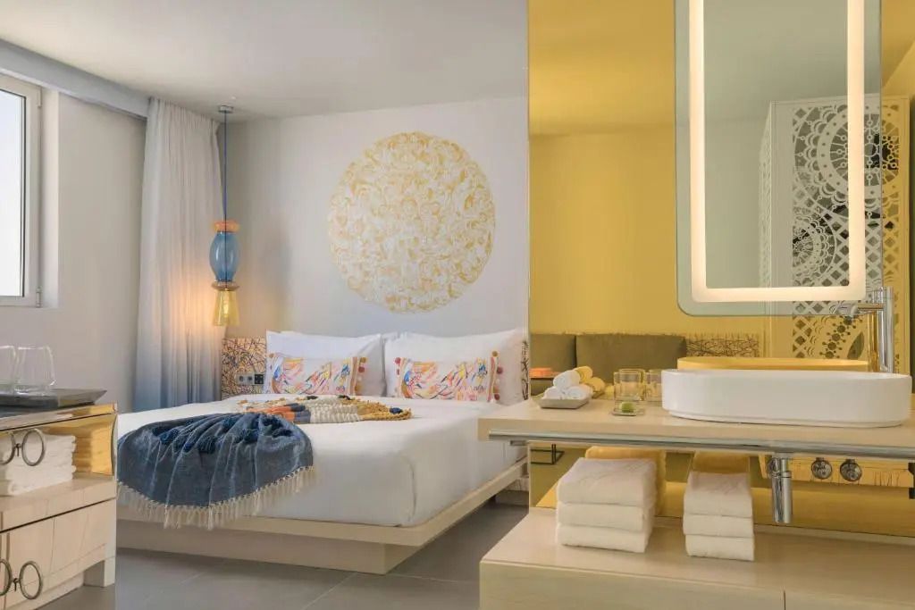 Elegantes Doppelzimmer mit stilvoller Beleuchtung und Dekoration