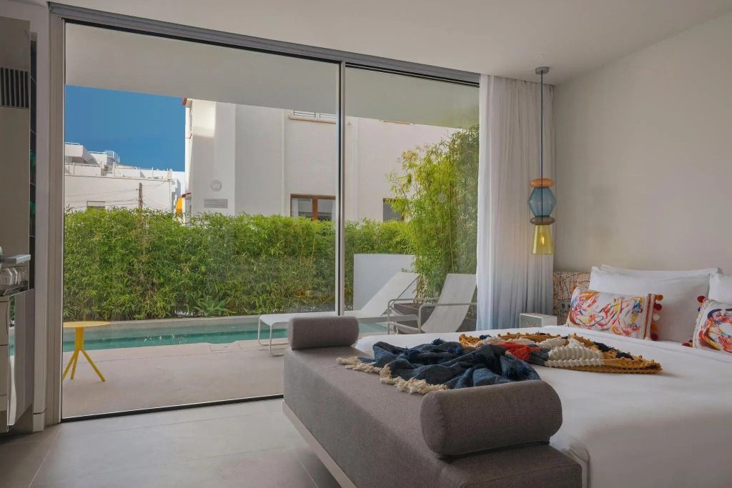 Zimmer mit großem Fenster zum Privatsitzbereich und Gartenblick