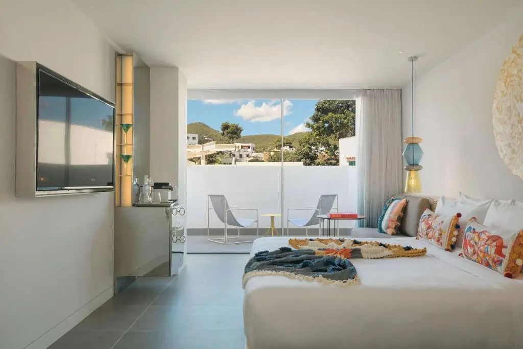 Zimmer mit Zugang zur Terrasse und stilvollem Interieur im Hotel W Ibiza