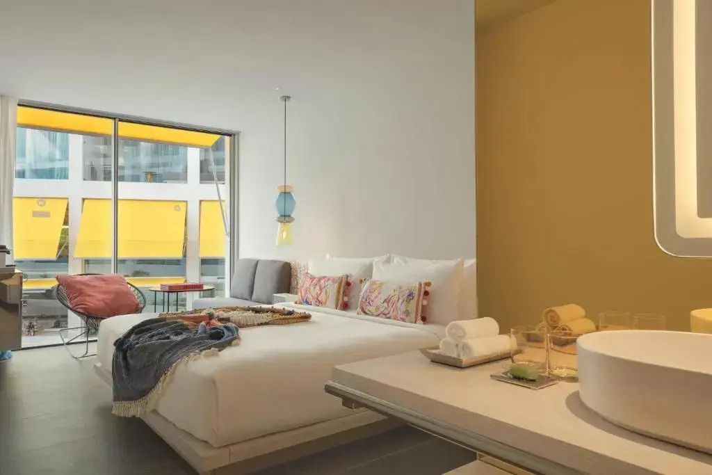 Komfortables Doppelzimmer mit moderner Einrichtung und Tageslicht