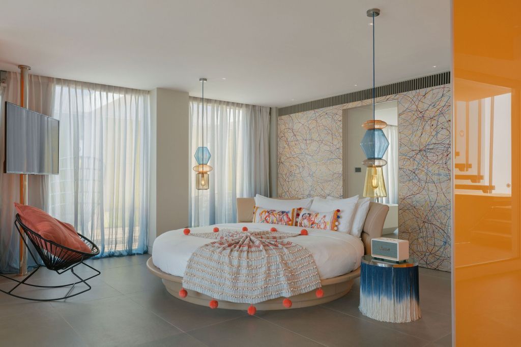 Stilvolles Schlafzimmer mit rundem Doppelbett und modernem Design