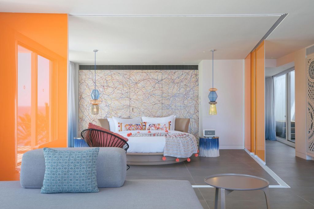 Elegantes Schlafzimmer mit modernen Akzenten und runder Bettform