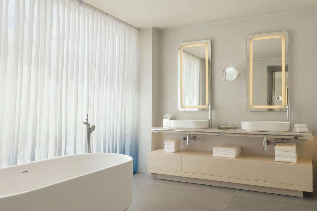 Helles Badezimmer mit freistehender Badewanne und Doppelwaschbecken
