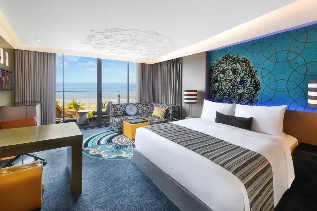 Cozy Doppelzimmer mit Balkon und Meerblick. Modernes Design mit großem Fenster.
