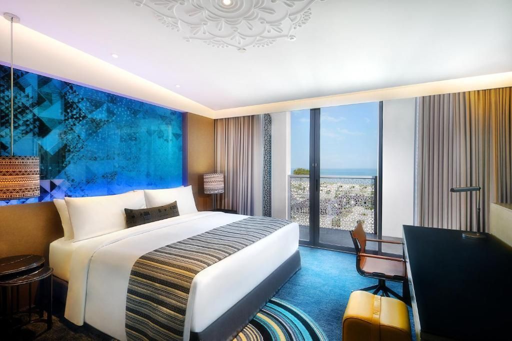 Junior Suite mit Doppelbett und Balkon mit Meerblick im W Muscat