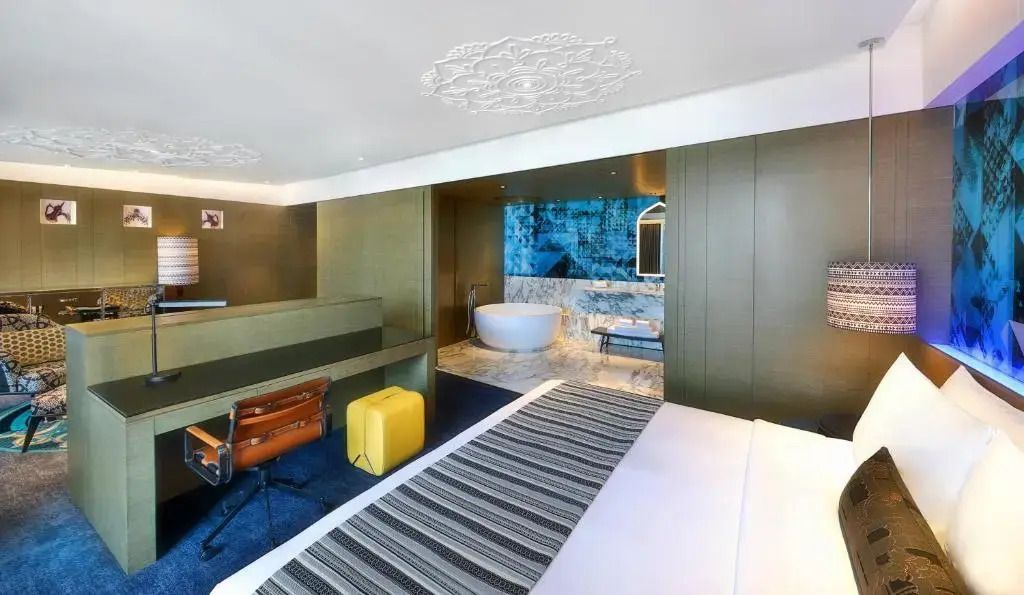 Elegantes Schlafzimmerdesign mit freistehender Badewanne in der Junior Suite