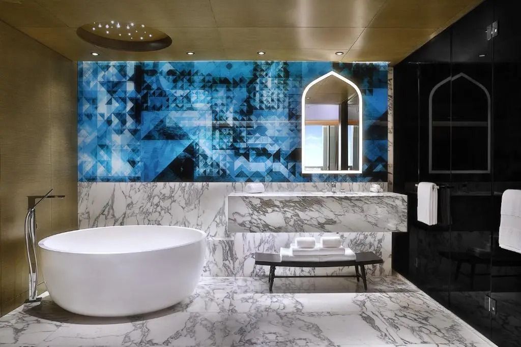 Luxuriöses Badezimmer mit kunstvollen blauen Akzenten