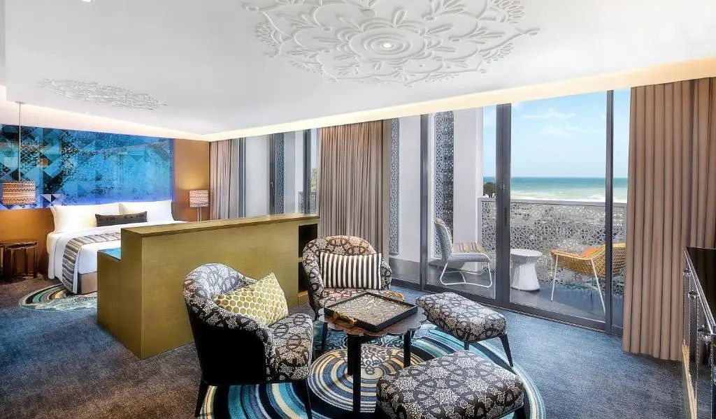 Sitzecke mit Meerblick in der Junior Suite mit Balkon