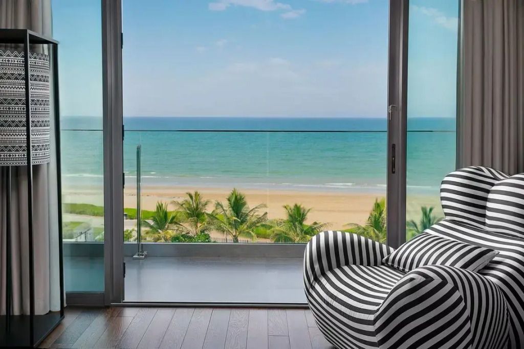 Ausblick vom Balkon mit Meer und Palmen in Muscat