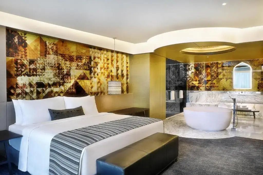 Geräumiges Schlafzimmer mit einem eleganten Doppelbett und Kunstdekoration
