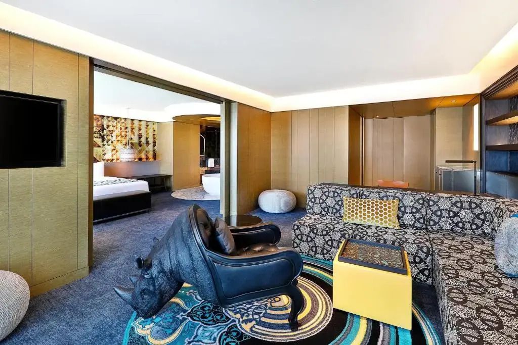Moderne Suite mit komfortablem Wohnzimmer und stilvollem Design