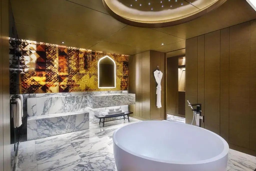 Luxuriöses Badezimmer mit Spa-Badewanne und stilvollem Interieur