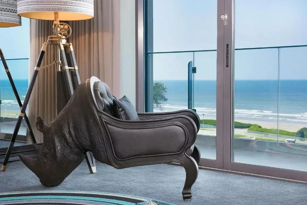 Gemütlicher Sitzbereich mit Meerblick vom Balkon
