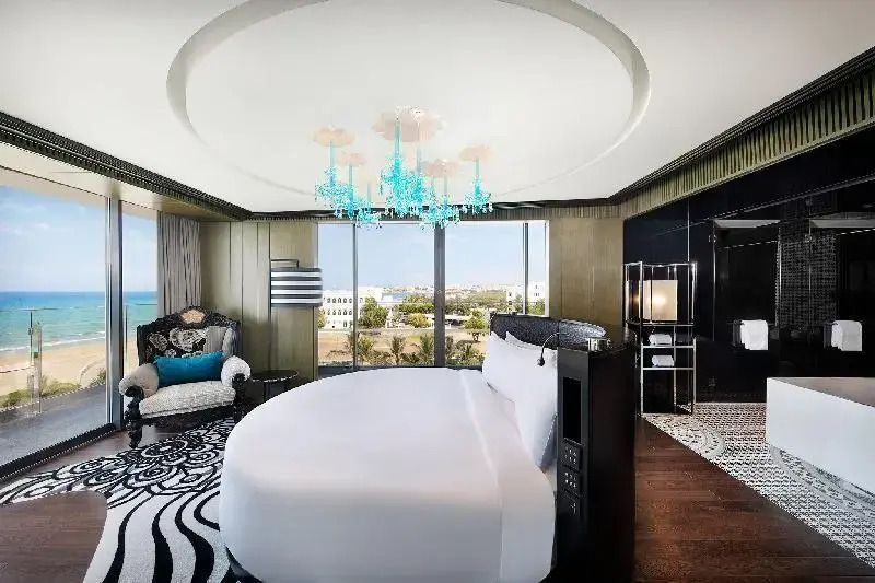 Luxuriöses Schlafzimmer mit großem Doppelbett, modernem Design und Meerblick.