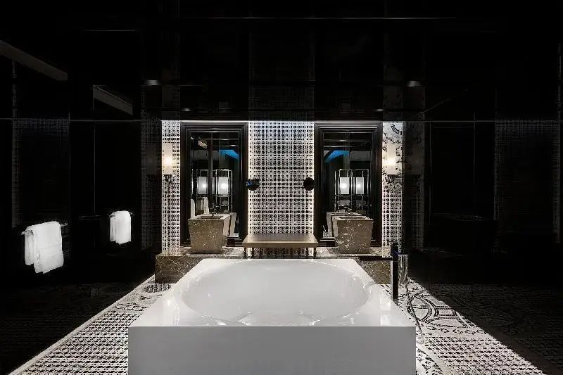 Modernes Badezimmer mit stilvollen Waschbecken und Badewanne in elegantem Schwarz-Weiß-Design.