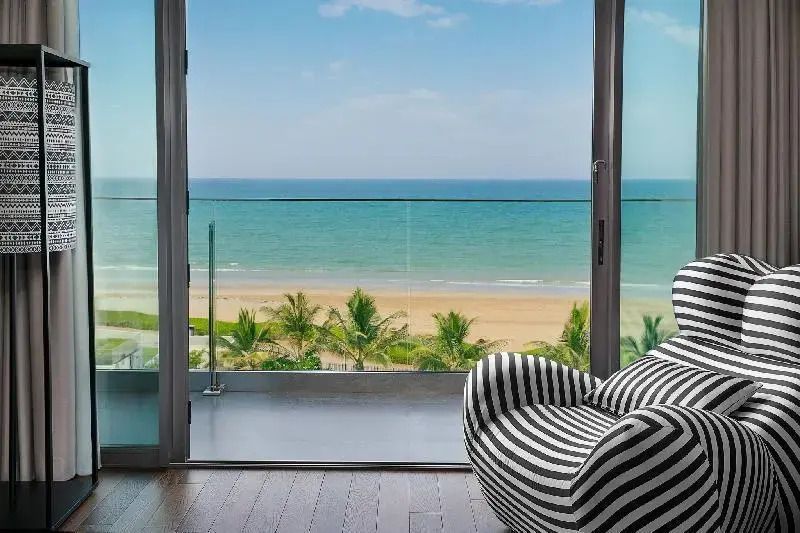 Balkon mit spektakulärem Blick auf Strand und Meer. Moderner Sitzbereich integriert.