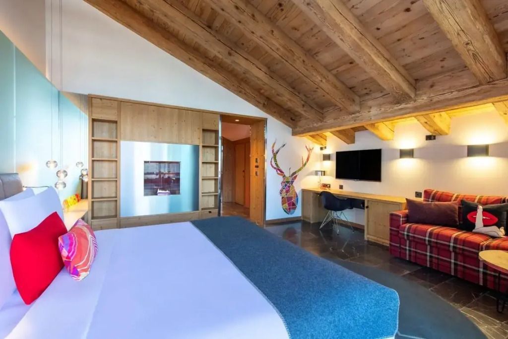 Junior-Suite mit kreativer Wanddekoration und komfortabler Ausstattung.