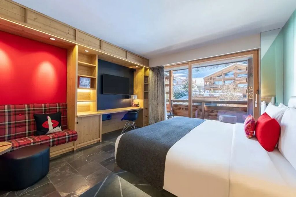 Gemütliches Hotelzimmer mit großem Fenster und moderner Einrichtung