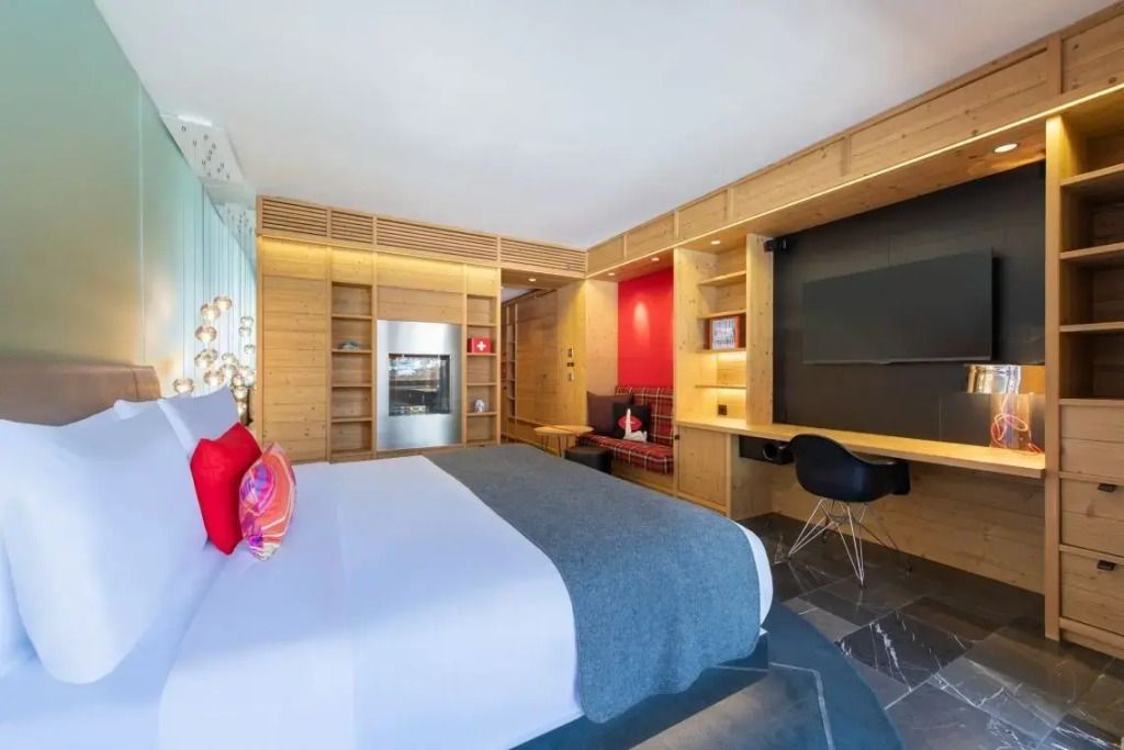 Geräumiges Hotelzimmer mit moderner Einrichtung und Holzdetails