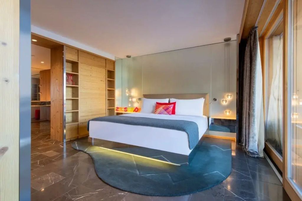 Elegantes Zimmer mit Doppelbett und stilvoller Beleuchtung.