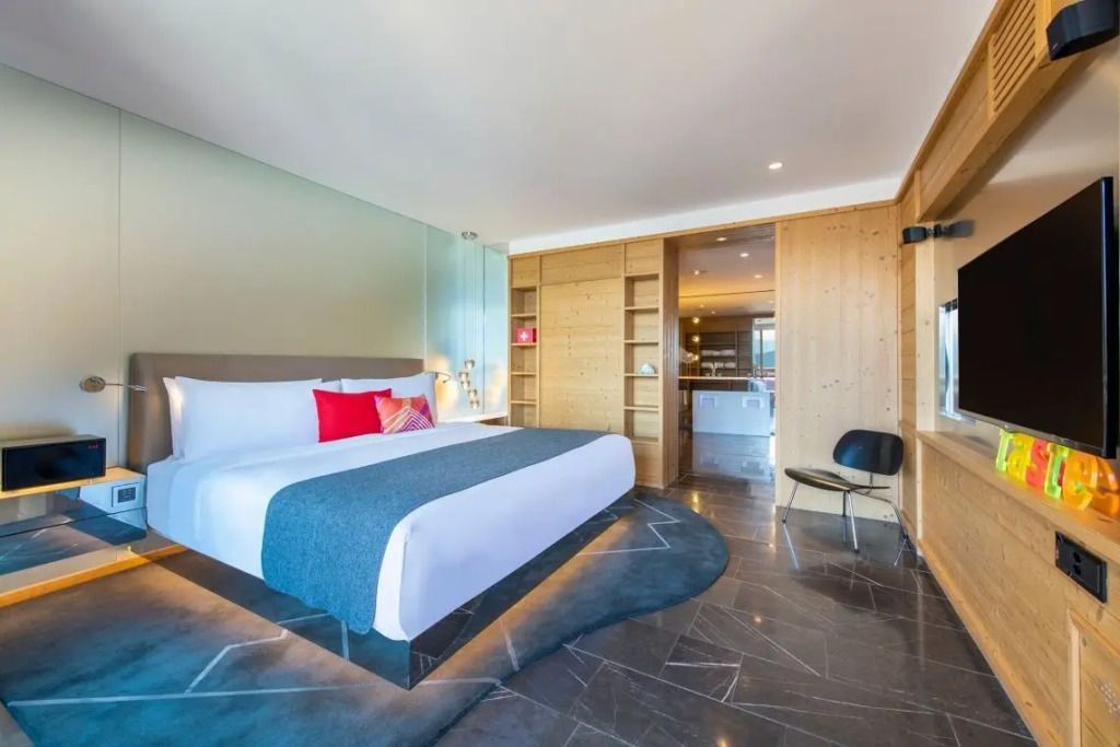 Gut ausgestattetes Zimmer mit offenem Schrank und stilvollem Design.