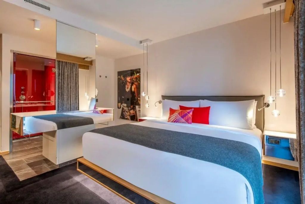 Elegantes Schlafzimmer mit modernem Dekor im W Verbier.