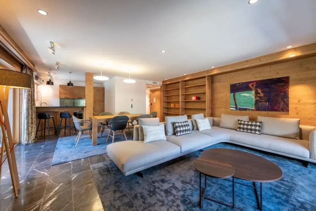 Wohnzimmer mit großzügigem Sofa und Holzregalen im W Verbier.