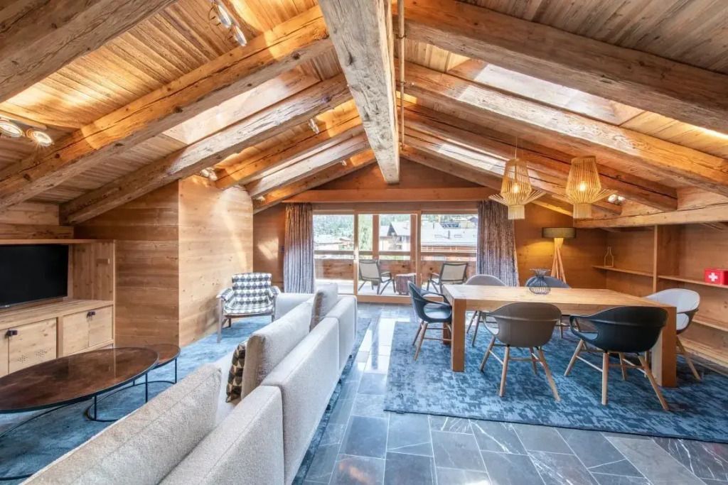 Essbereich mit Holzbalkendecke und großem Tisch im W Verbier.
