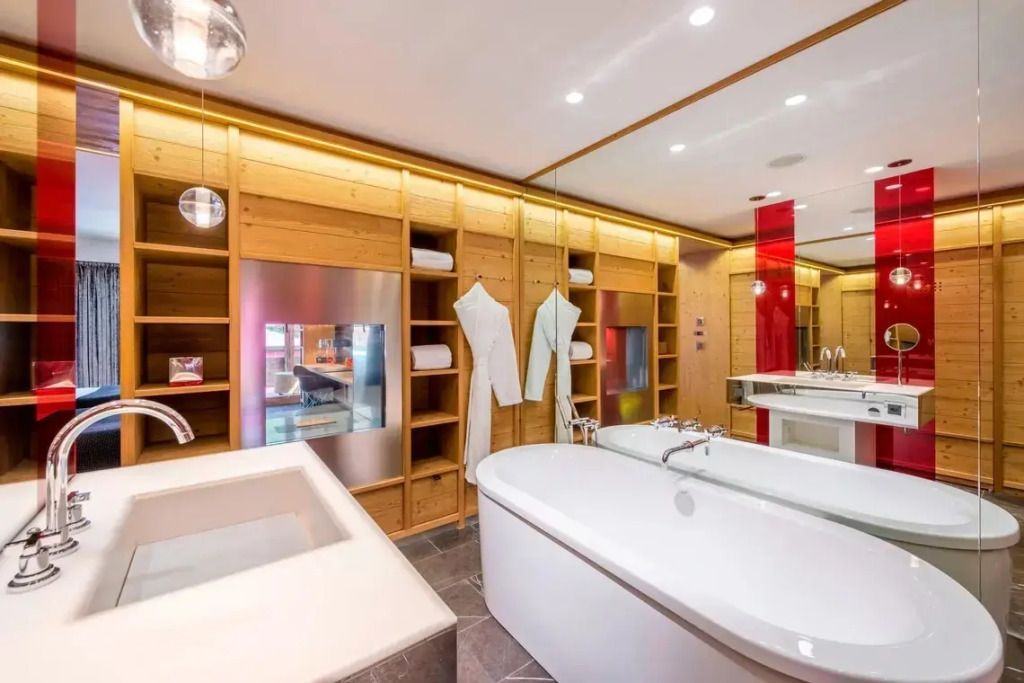Modernes Badezimmer mit freistehender Badewanne und stilvollen Holzelementen