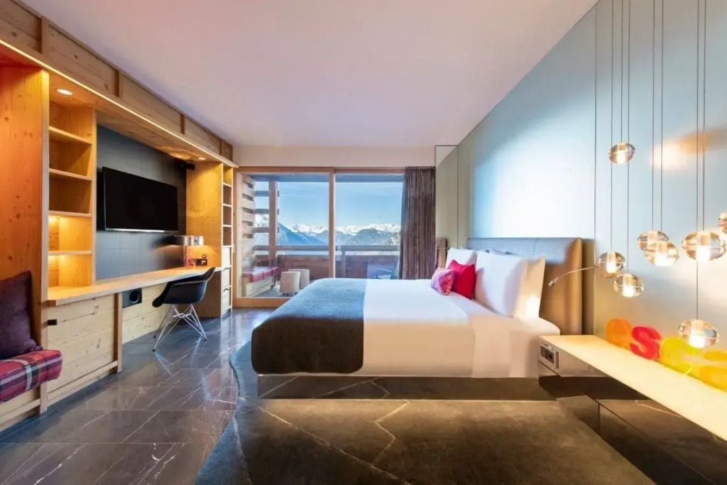 Komfortables Doppelzimmer mit moderner Einrichtung und Bergblick