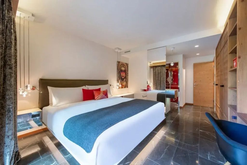Modernes Doppelzimmer mit einladendem Lichtkonzept und Kunstwerk