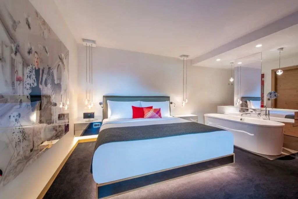 Stilvolles Schlafzimmer mit Designerleuchten und Waschbereich