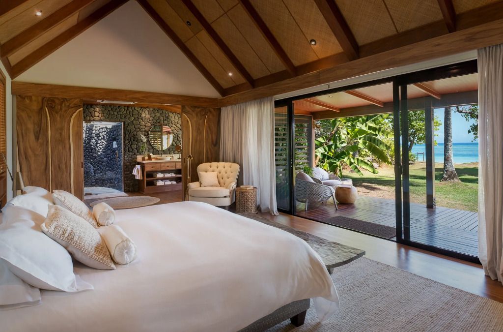 Luxuriöses Schlafzimmer mit Meerblick und Terrasse im The Wakaya Club & Spa